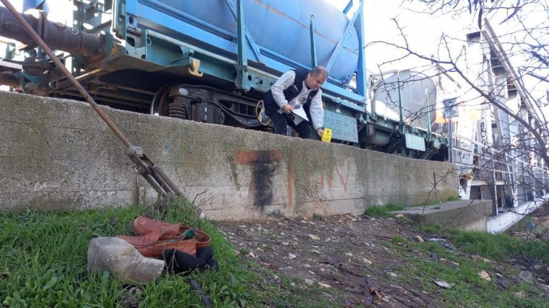 RAYDA YÜRÜYEN ADAMA TREN ÇARPTI