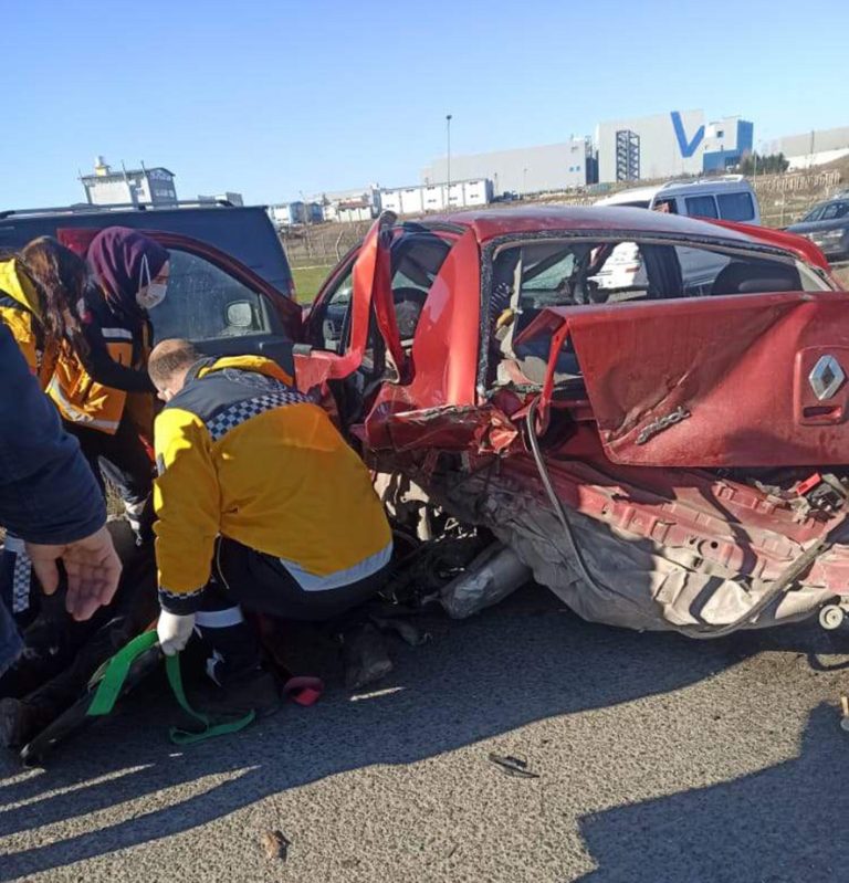 ÇOCUK SÜRÜCÜ KAZA YAPTI: ARAÇ HURDAYA DÖNDÜ 5 YARALI