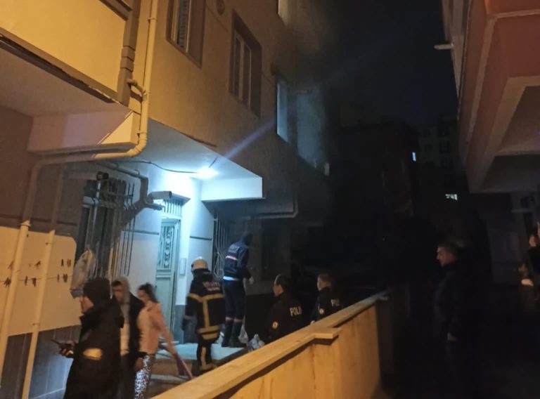 1 KİŞİ YANARAK ÖLDÜ: 2 KİŞİ DUMANDAN ETKİLENDİ