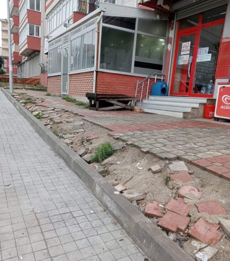 BOZUK KALDIRIMLAR ESNAFIN TEPKİSİNE NEDEN OLUYOR