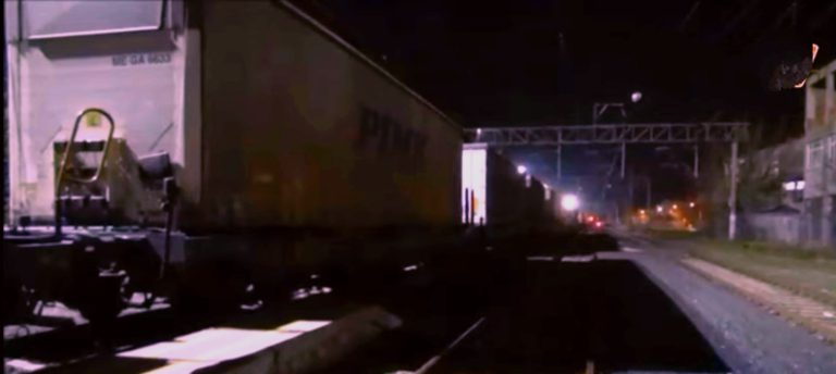 RAYDA YÜRÜYEN ADAMA YÜK TRENİ ÇARPTI