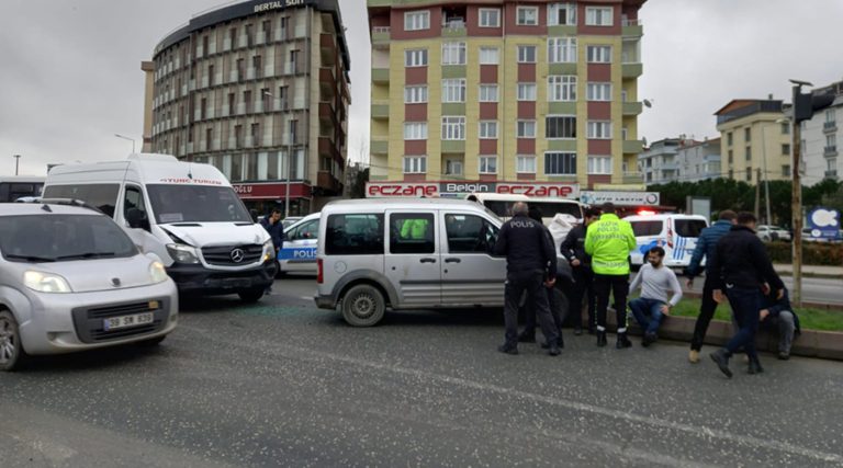 SERVİS MİNİBÜSÜ İLE POLİS ARACI ÇARPIŞTI: 2 POLİS YARALI
