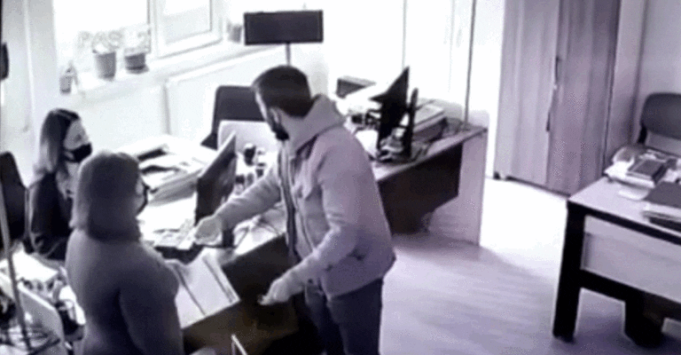 NÜFUS MÜDÜRLÜĞÜNDE DEHŞET SAÇTI: MEMURA KAFA ATTI