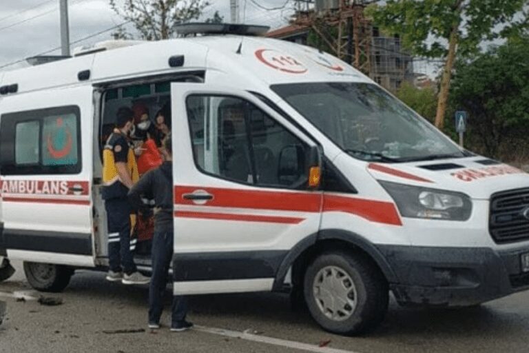 90 YAŞINDAKİ SÜRÜCÜ KAZADA YARALANDI