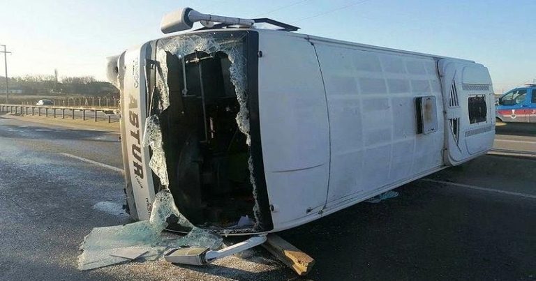 YAN YATAN SERVİSE MİNİBÜS VE OTOMOBİL ÇARPTI: 6 YARALI