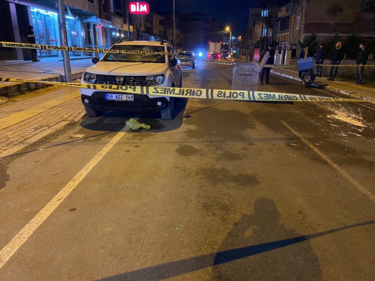MOTO KURYE YAYAYA ÇARPTI: 2 YARALI