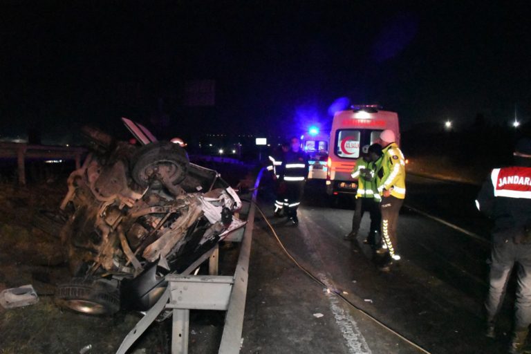 BARİYERE ÇARPAN ARAÇ HURDAYA DÖNDÜ: 2 YARALI!