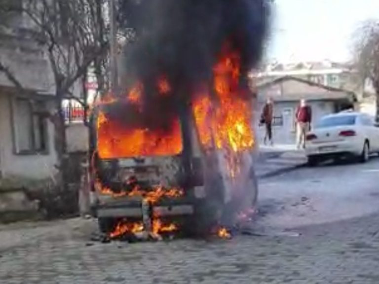 ARABA CAYIR CAYIR YANDI: 2 KİŞİ SON ANDA KURTULDU