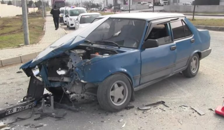 OTOMOBİL VE TIR ÇARPIŞTI: 1 YARALI