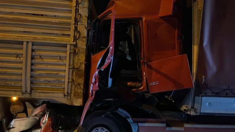 2 TIR ÇARPIŞTI: SÜRÜCÜSÜ SIKIŞTI! 1 YARALI