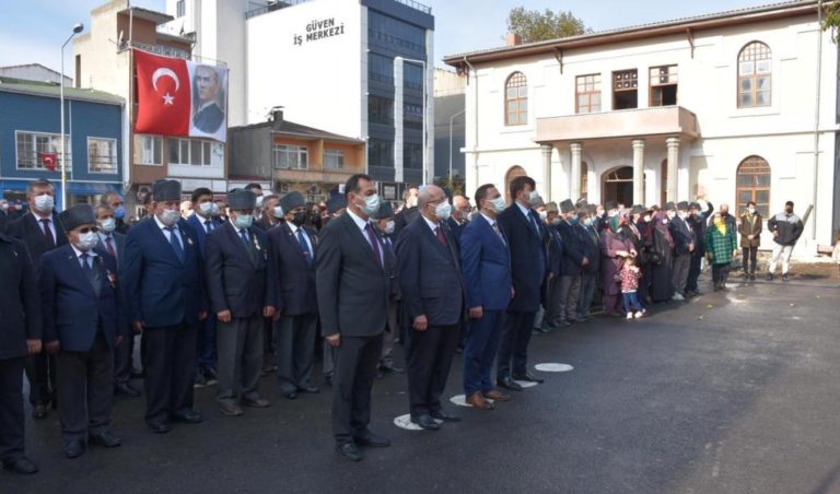 BAŞKAN ALBAYRAK MURATLI İLÇESİ KURTULUŞ GÜNÜ ÇELENK SUNMA TÖRENİNE KATILDI