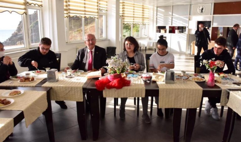BAŞKAN KADİR ALBAYRAK BÜYÜKŞEHİR BELEDİYESİNCE AĞIRLANAN ÖĞRENCİLERLE KAHVALTIDA BİR ARAYA GELDİ