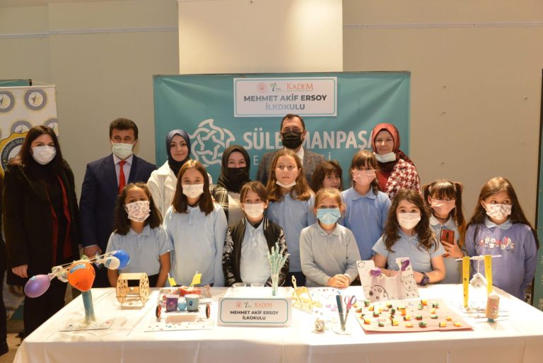 Başkan Yüksel geleceğin bilim insanlarının projelerini inceledi