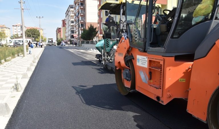 ERBAY VE ÇEKEN CADDELERİNDE SICAK ASFALT SERİM ÇALIŞMALARI TAMAMLANDI