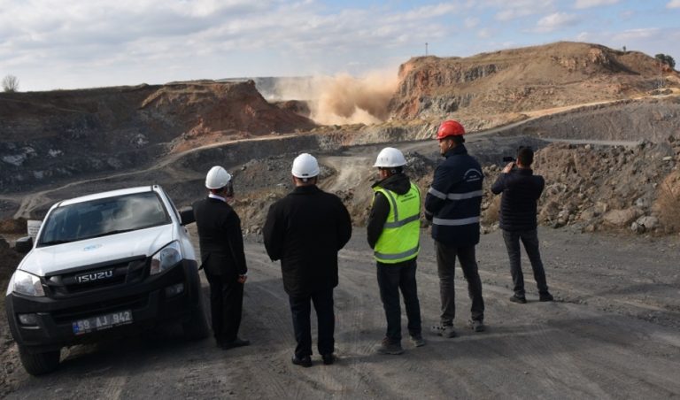 HACIKÖY TAŞ OCAĞINDA İLK KEZ PATLATMALI ÜRETİM YAPILDI