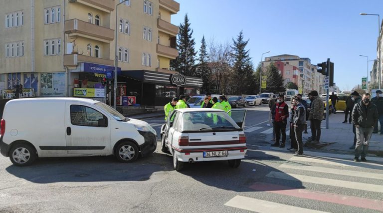 KAVŞAKTA KAFA KAFAYA ÇARPIŞTI: 1 HAFİF YARALI