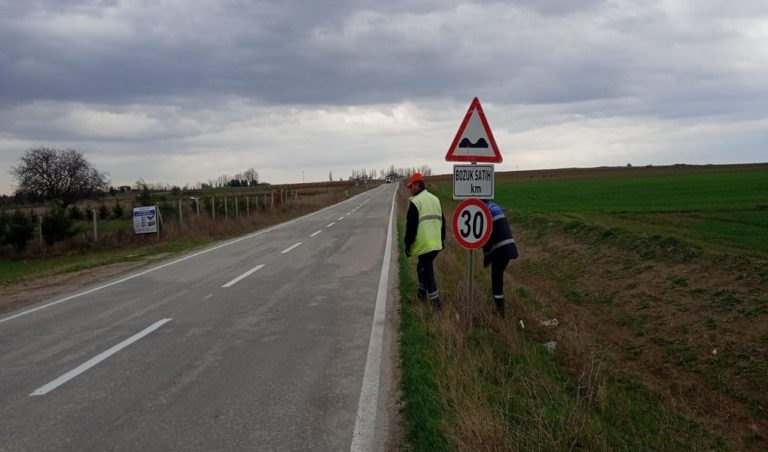 KULLANIM ÖMRÜNÜ TAMAMLAMIŞ TRAFİK LEVHALARI YENİLENİYOR