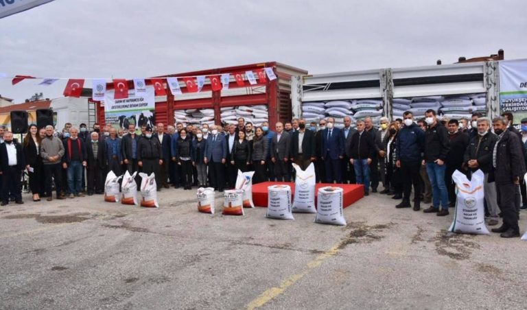 MALKARA’DA YEM BİTKİSİ TOHUM DAĞITIMI YAPILDI