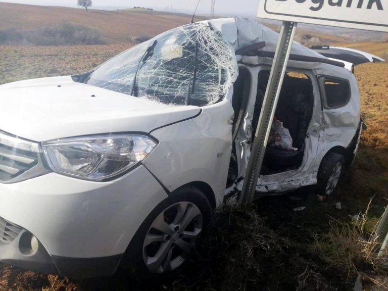 ARAÇ TIRLA ÇARPIŞTI: 1 ÇOCUK ÖLDÜ 3 YARALI