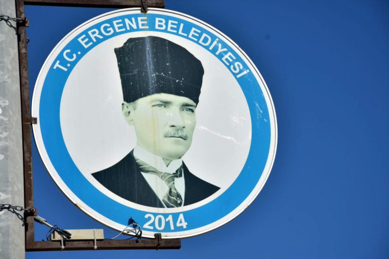 ATATÜRK RESİMLİ TABELALARI TAŞ ATIP KIRDI: 1 GÖZALTI