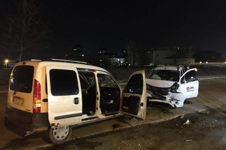 KAFA KAFAYA ÇARPIŞAN ARAÇLARDA 4 KİŞİ YARALANDI