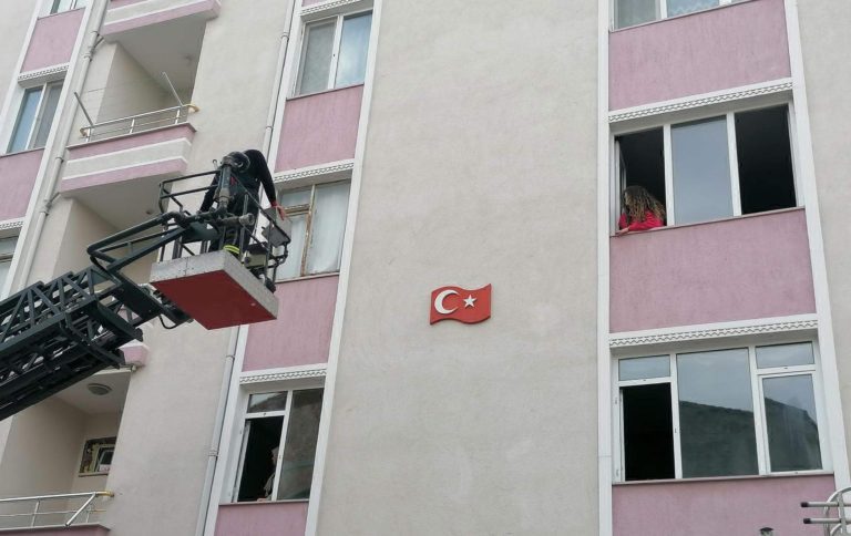 YANGIN KORKUTTU: MAHSUR KALAN 1’İ ÇOCUK 7 KİŞİ KURTARILDI