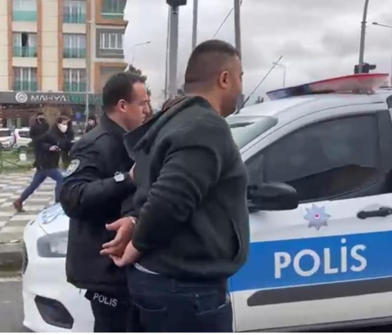 POLİSE BIÇAK ÇEKTİ: TAKSİCİ GÖZALTINA ALINDI