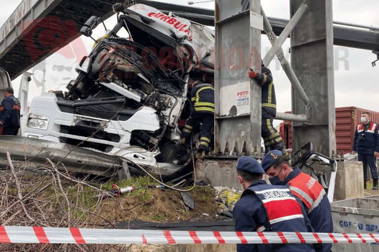 TIR Üst Geçide Çarptı: Sürücüsü Olay Yerinde Öldü