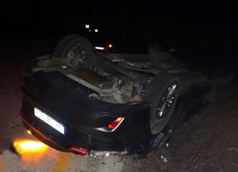 TERS DÖNEN ARAÇ HURDAYA DÖNDÜ: 3 YARALI