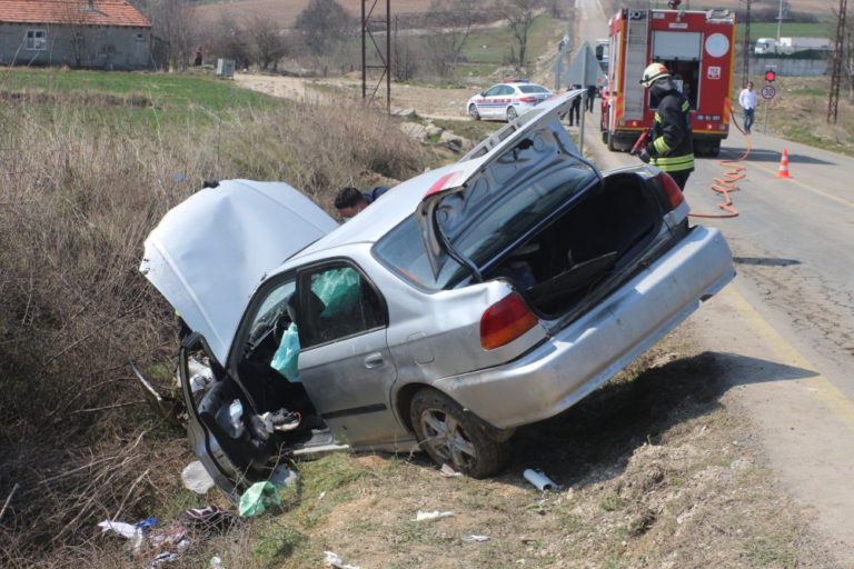 Şarampole Devrilen Otomobilde 1’i Bebek  5 Kişi Yaralandı