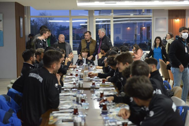 Başkan Yüksel Tekirdağsporlu futbolcularla buluştu