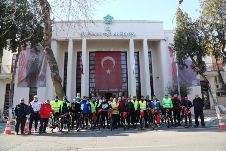 Çanakkale’ye giden bisikletçiler Süleymanpaşa Belediyesinin misafiri oldu