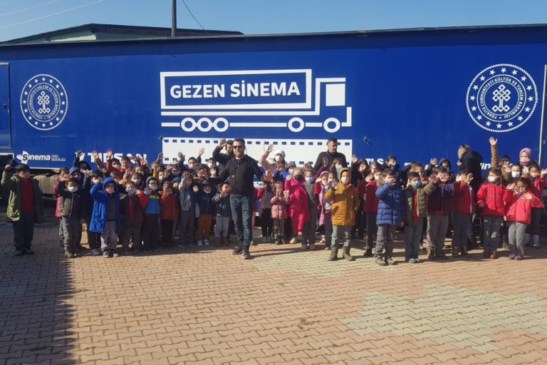 Gezen Sinema Tırı Süleymanpaşalı çocukların yüzlerini güldürdü