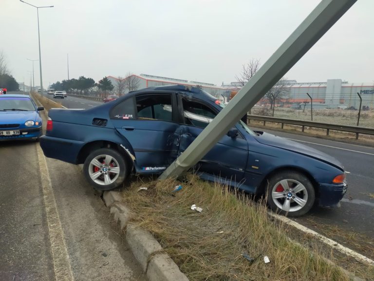 Direğe Çarpan Otomobilin Sürücüsü Yaralandı