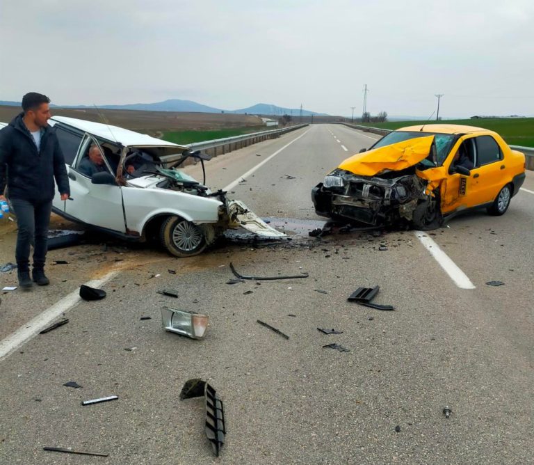Taksi ile otomobil kafa kafaya çarpıştı: 1 ölü, 2 yaralı
