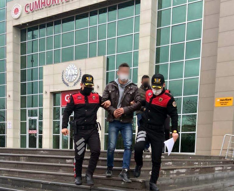 YAZLIK EV HIRSIZLARI YAKALANDI