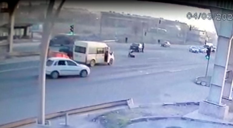 ARACIN ÇARPMASI SONUCU 15 YAŞINDAKİ KIZ AĞIR YARALANDI