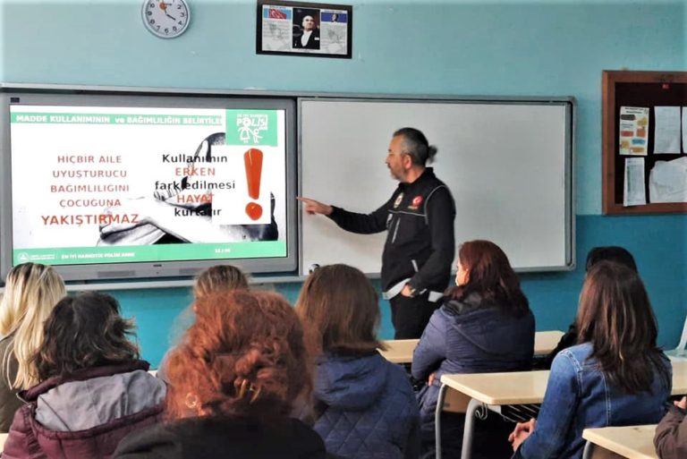 Ortaokullarda velilere etkili iletişim ve bağımlılık eğitimleri veriliyor