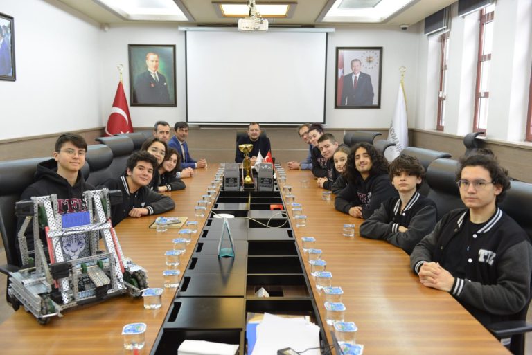 Robotik şampiyonu gençlerden Başkan Yüksel’e ziyaret