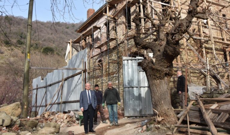 UÇMAKDERE’DEKİ TARİHİ TAŞ BİNA RESTORE EDİLİYOR