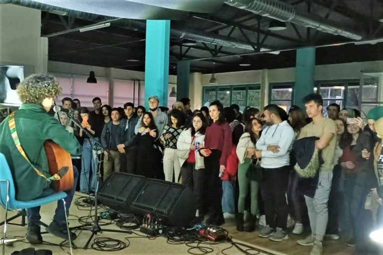 Üniversiteli gençler müzik gecesinde buluştu