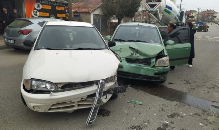Otomobil ve Kamyon Çarpıştı: 3 Yaralı