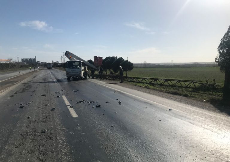 Elektrik Direği Devrildi: Yol Trafiğe Kapatıldı