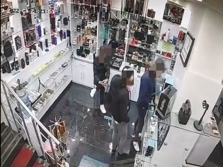 Müşteri Gibi Geldikleri Dükkanda Biri Oyaladı Diğer Çaldı