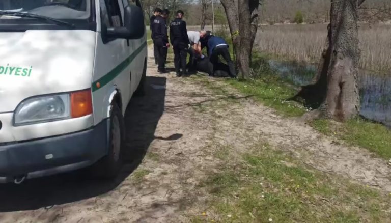 Kardeşinin Ağaca Asılmış Cansız Bedenini Buldu! Bunalıma Giren Adam İntihar Etti!