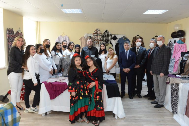 Başkan Yüksel kadın kursiyerlerin kermesini ziyaret etti