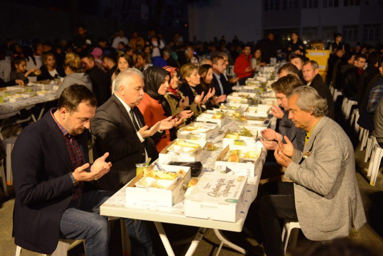 Beş mahallede daha on binler Gönül Sofralarında buluştu
