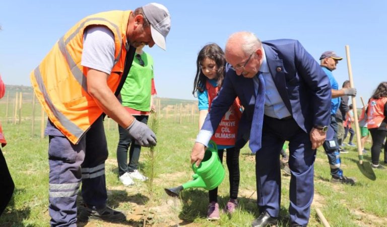 BÜYÜKŞEHİR BELEDİYESİ’NDEN FİDAN DİKME ETKİNLİĞİ