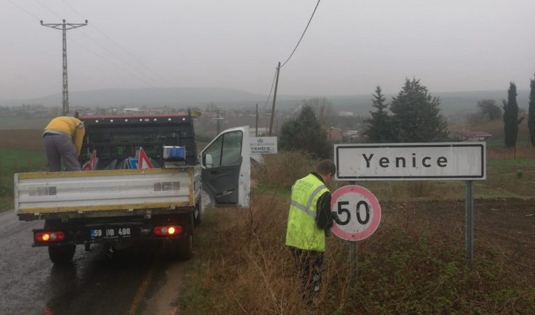 KULLANIM ÖMRÜNÜ TAMAMLAMIŞ TRAFİK LEVHALARI YENİLENİYOR
