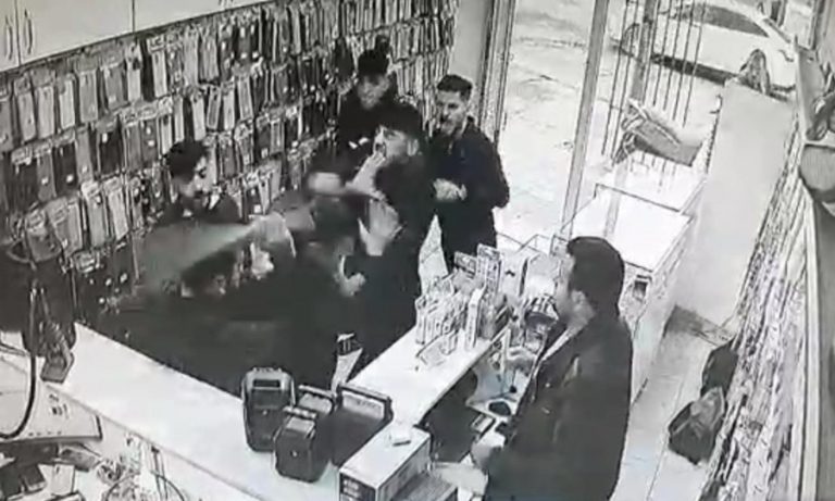Müşteri ve Telefoncu Arasında Sopalı Kavga: Anbean Kameraya Yansıdı